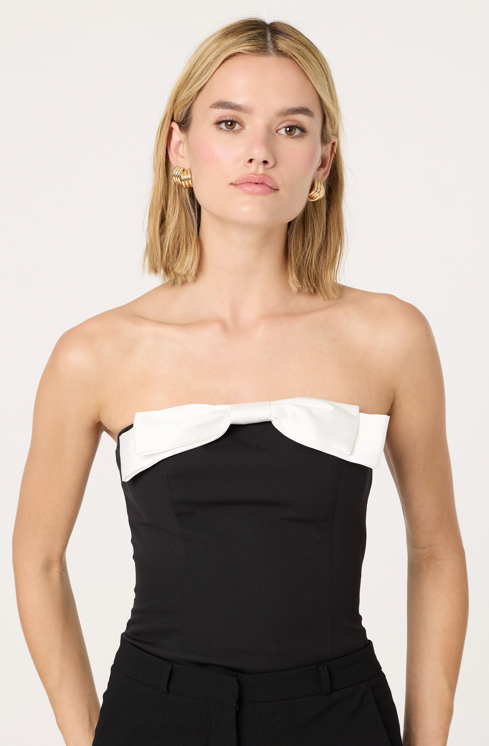 Contrast bow tube top