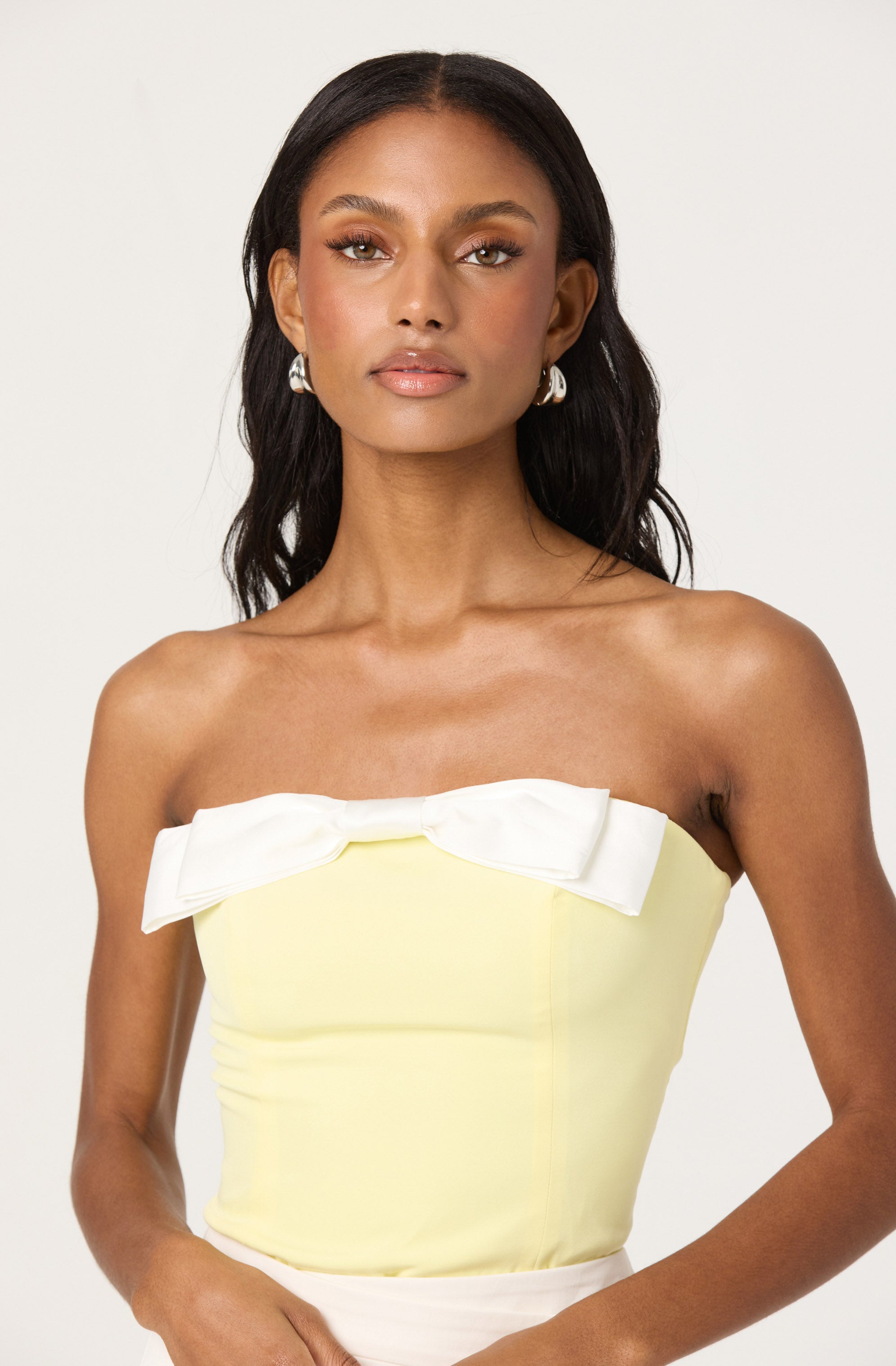 Contrast bow tube top