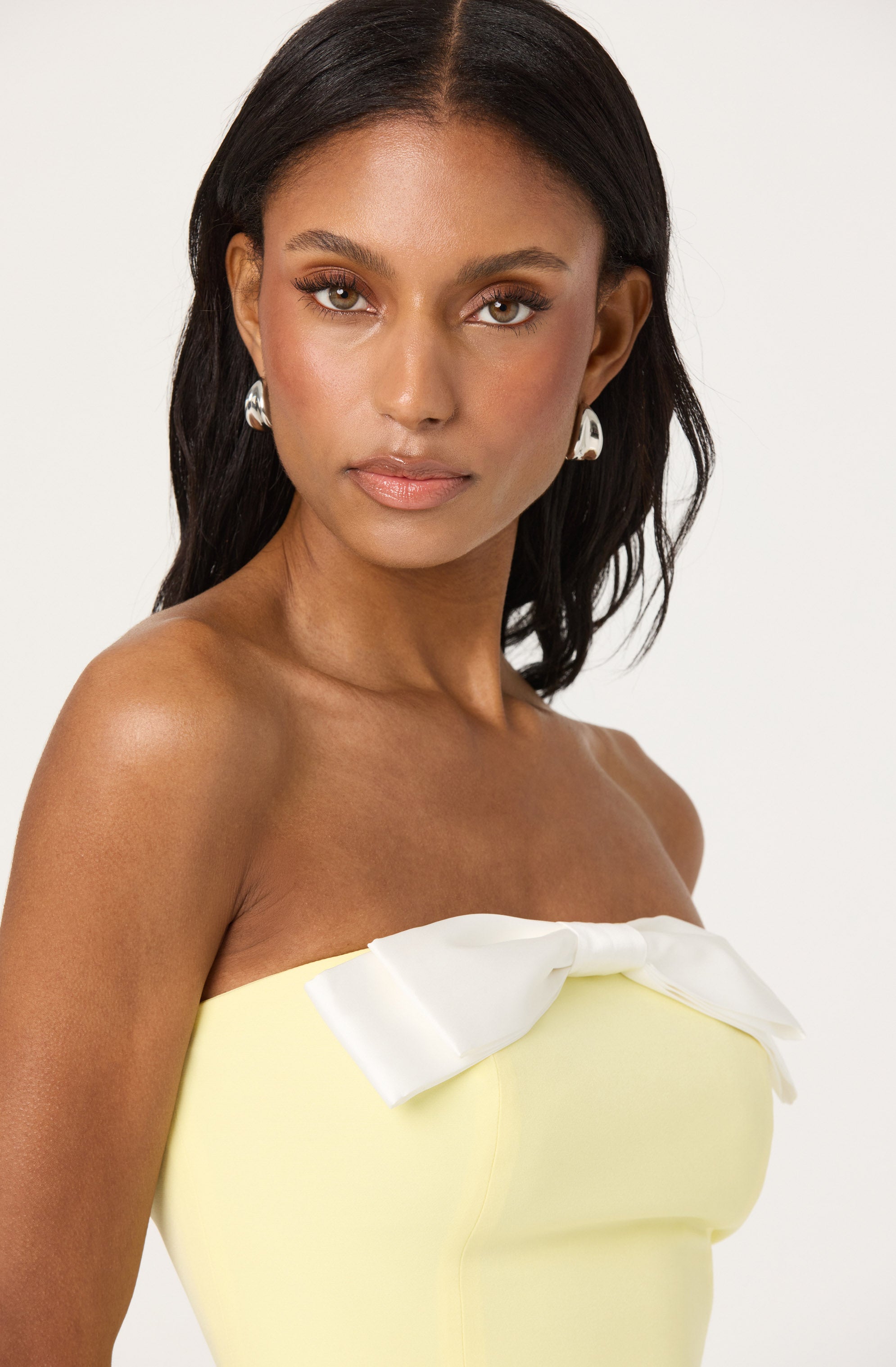 Contrast bow tube top