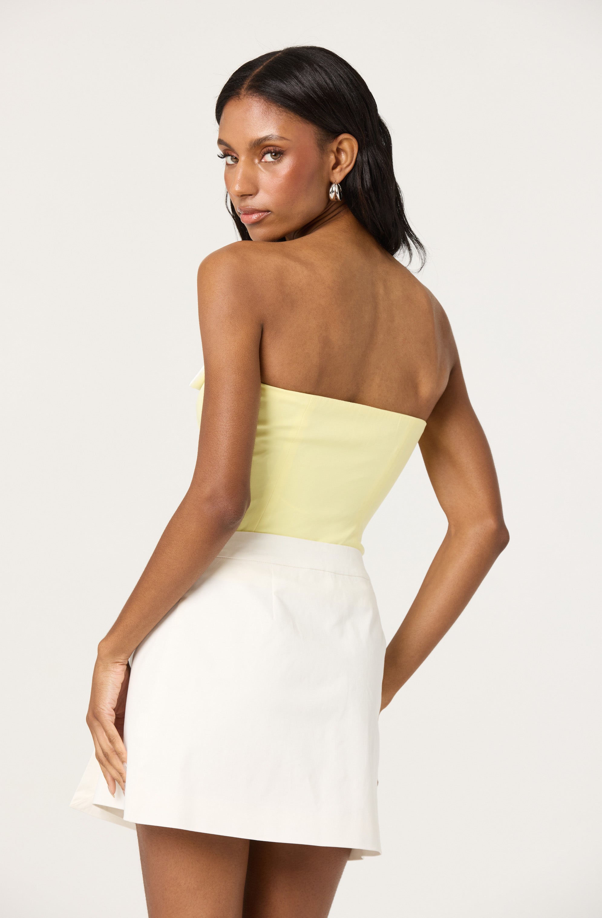 Contrast bow tube top