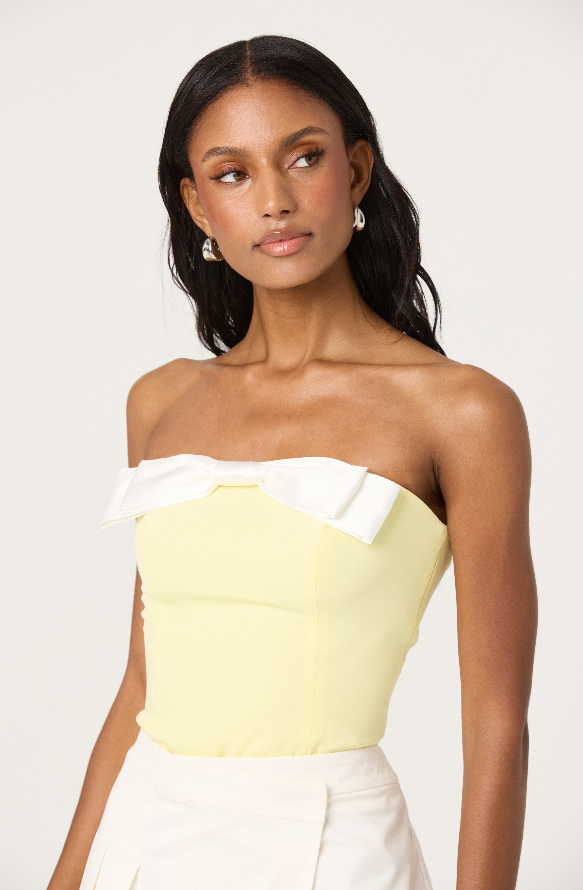 Contrast bow tube top